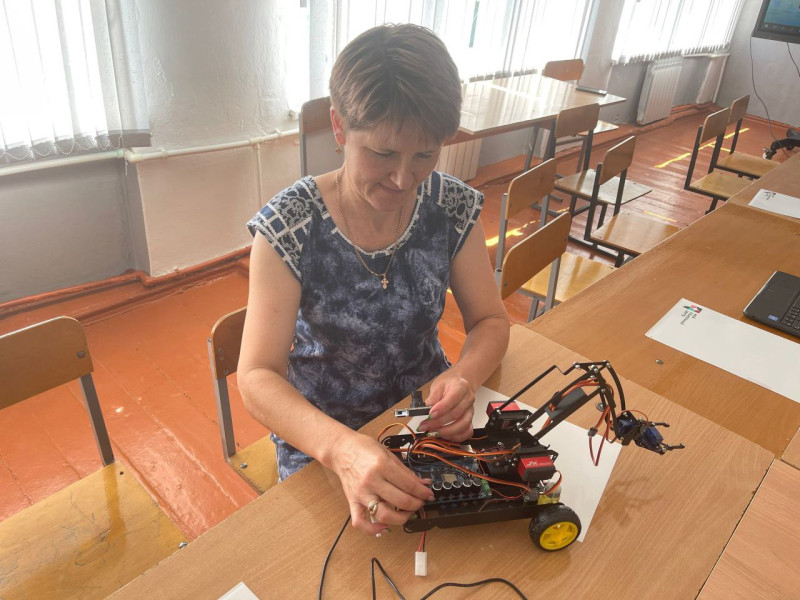 Филолог Наталья Андросова осваивает робототехнику.